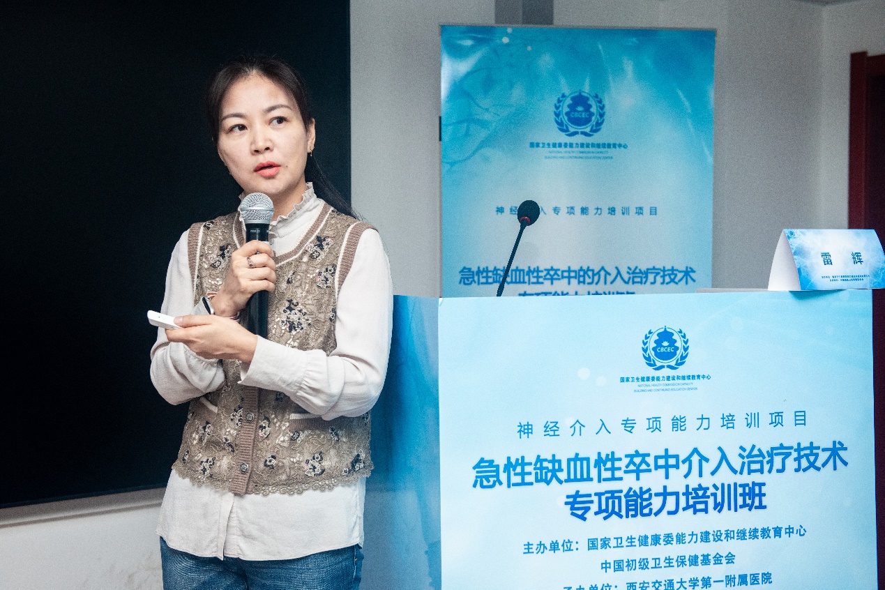 人站着中度可信度描述已自动生成
