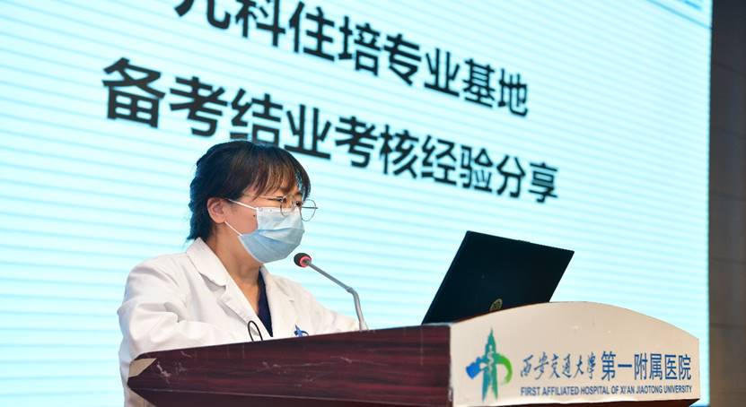女人坐在椅子上中度可信度描述已自动生成